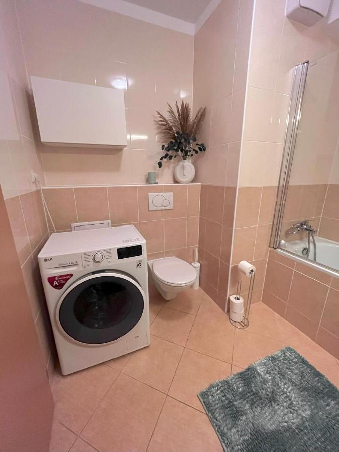 2 Room Apartment With Terrace, New Building, Jegeho Pressburg Exterior foto